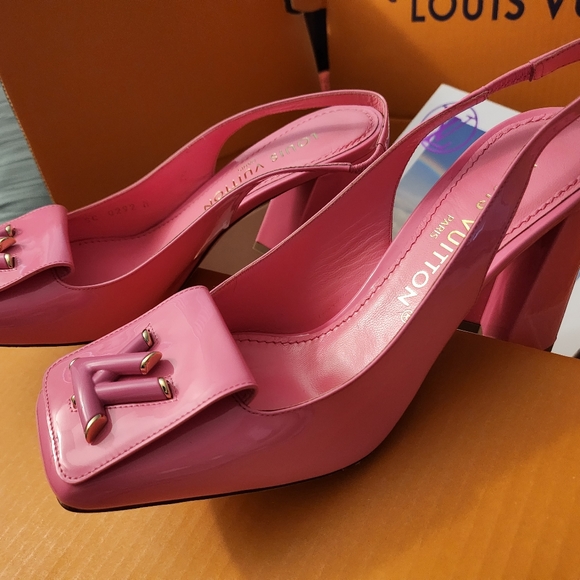 Louis Vuitton - Picture 2 of 4